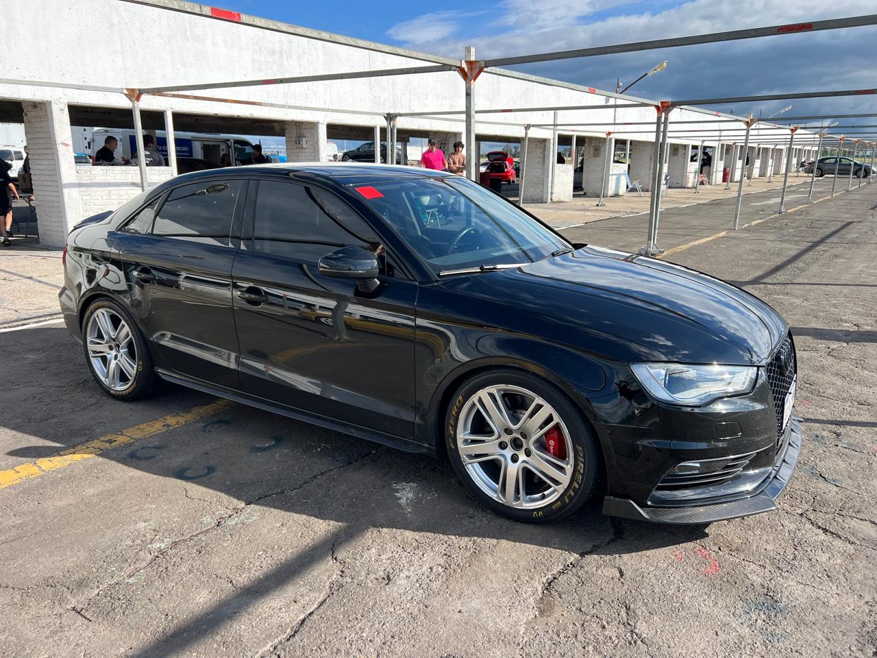 Audi S3 negro en el paddock del Autódromo de Rafaela